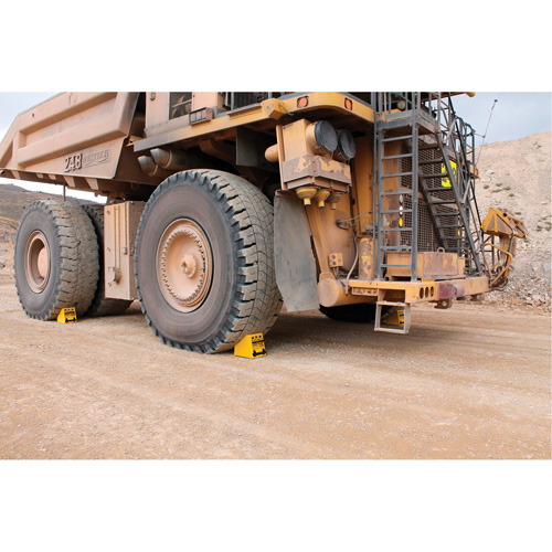 Cale de roue ultra-robuste pour l'exploitation mini&egrave;re Checkers Safety, PEHD, Jaune, 14-1/2" la x 17-1/2" p x 16" h Southpoint Industrial Supply