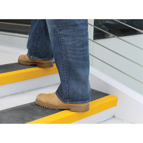 Safestep&reg; Anti-Slip Step Cover, 10" W x 32" L, Black & Yellow Southpoint Industrial Supply