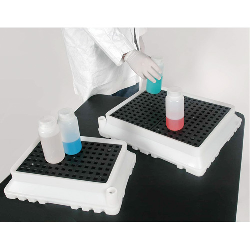 P4 Ultra-Spill Tray&reg;, 17" L x 21" W x 4" H, 2.9 US gal. Spill Capacity Southpoint Industrial Supply