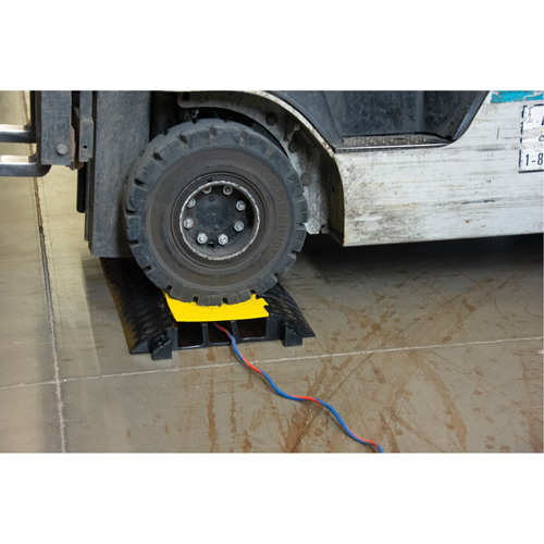 Protecteur de c&acirc;bles en polyur&eacute;thane, 3 canaux, 35,43" lo x 19,69" la x 3" h Southpoint Industrial Supply