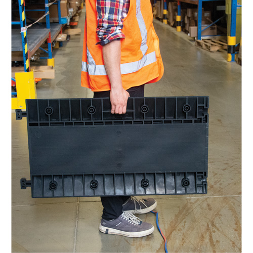 Protecteur de c&acirc;bles en polyur&eacute;thane, 3 canaux, 35,43" lo x 19,69" la x 3" h Southpoint Industrial Supply