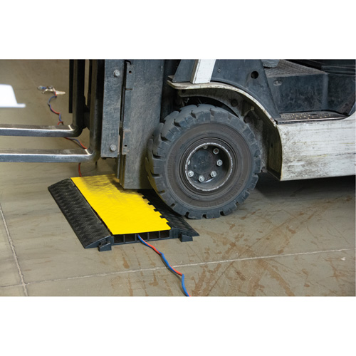 Protecteur de c&acirc;bles en polyur&eacute;thane, 5 canaux, 35,43" lo x 19,69" la x 2" h Southpoint Industrial Supply