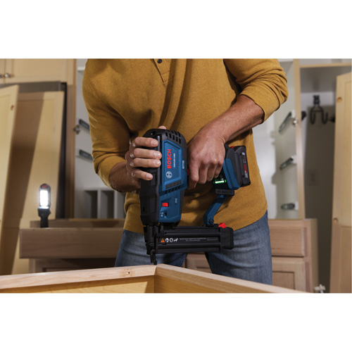 Brushless 18-Gauge Brad Nailer Kit with Standard Power Battery, 18 V, Lithium-Ion Southpoint Industrial Supply
