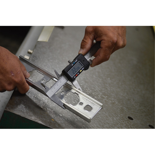 Pied &agrave; coulisse num&eacute;rique, R&eacute;solution de 0,0005" (0,01 mm), 0" - 6" (0 mm - 150 mm) gamme de mesure Southpoint Industrial Supply