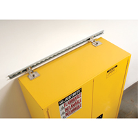 Attache de retenue contre les s&eacute;ismes pour armoire Sure-Grip Ex pour produits inflammables Southpoint Industrial Supply