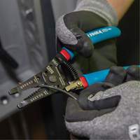 Pince &agrave; d&eacute;nuder et coupe-fil Klein-Kurve&reg; Southpoint Industrial Supply