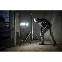 Lampe de travail &agrave; DEL professionnelle &agrave; panneaux pliants lumens sans fil 18V sur tr&eacute;pied, DEL, 3600 lumens Southpoint Industrial Supply
